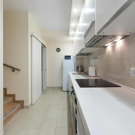 Modern Flat 50m From The Sea In Prime Location
